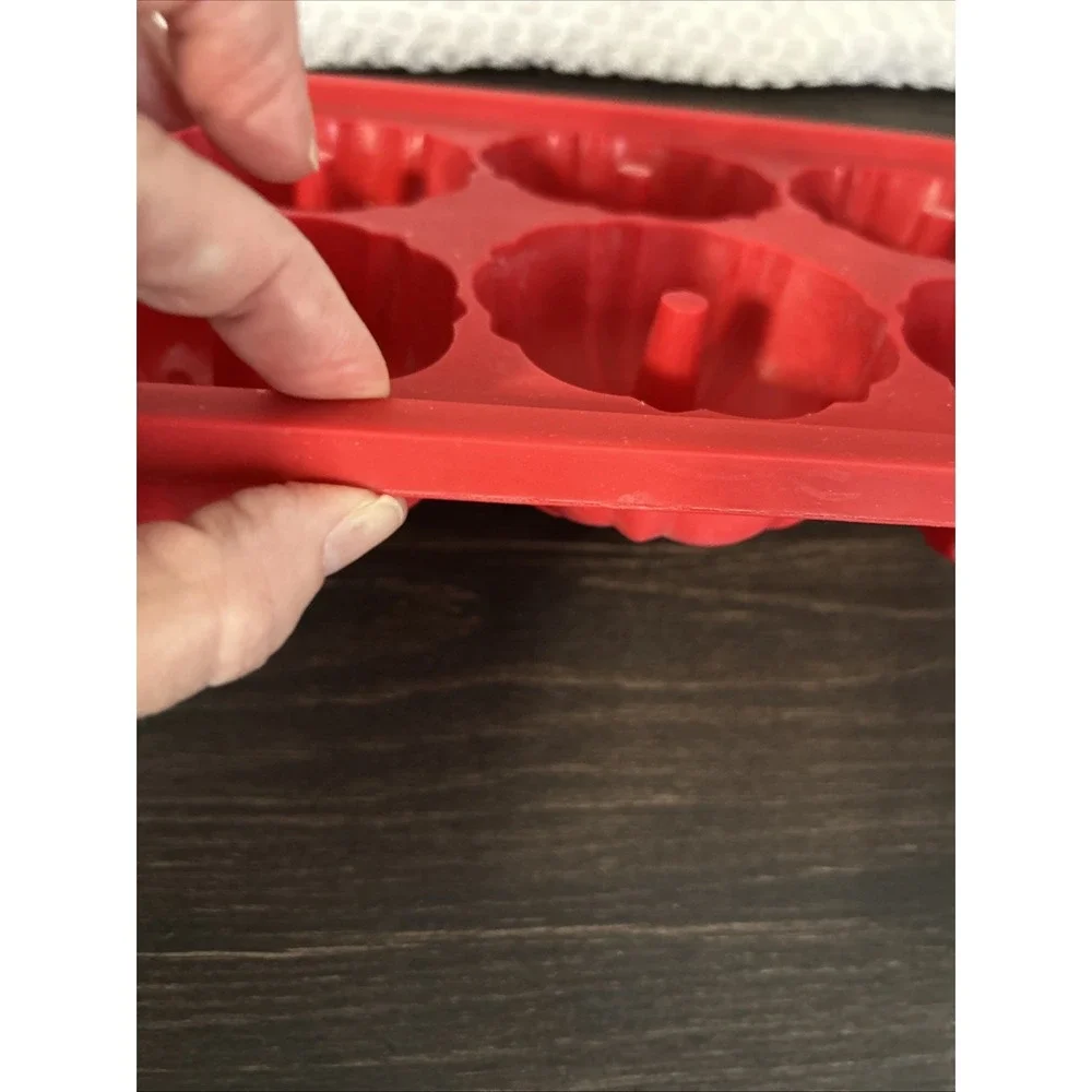 Non Flimsy Silicone Muffin Pan Poinsettia Mini Bundt Non-Stick Baking Cups Mold
